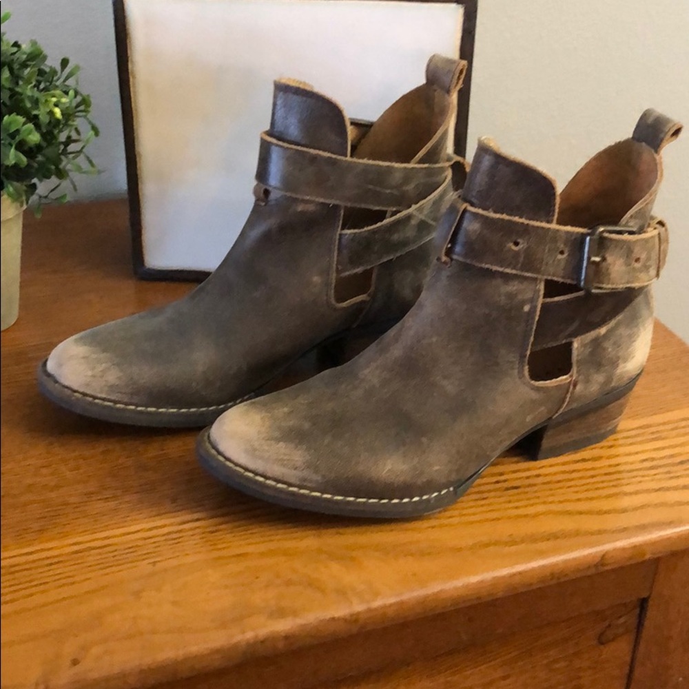 Leather bootie